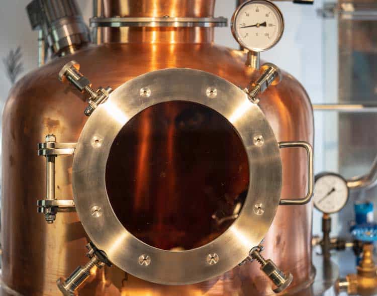 alambic en cuivre de la distillerie sauvage Elixirs dans l'Hérault pour la distillation des spiritueux